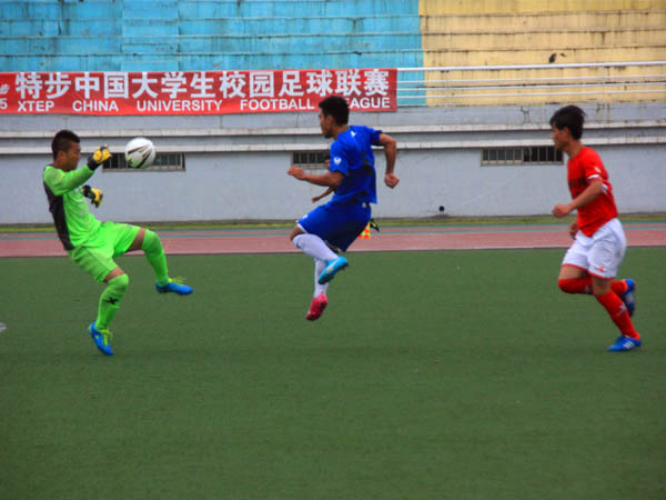 绿荫点亮梦想 激情舞动青春    信息系学子拼搏于特步大足联赛