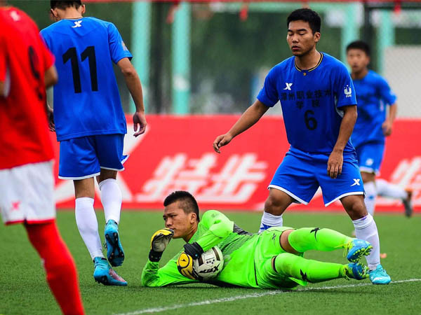 姜友杰扑球倒地.jpg