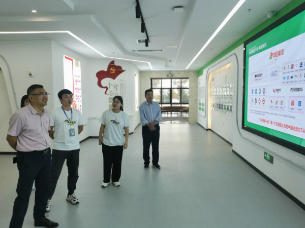 滁州职教集团秘书长穆松带队赴园区企业走访并看望金沙威尼斯欢乐娱人城在岗学生