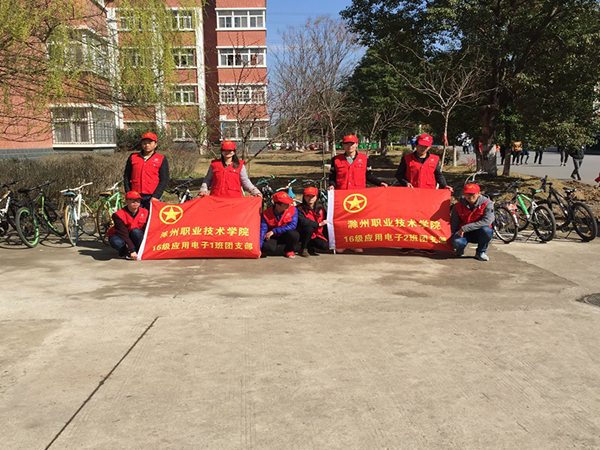 信息系团总支组织学雷锋帮扶活动之一    