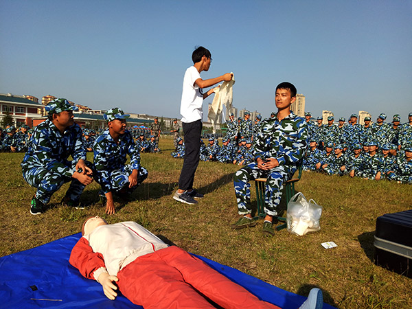 信息工程系红十字分会开展新生应急救护培训    