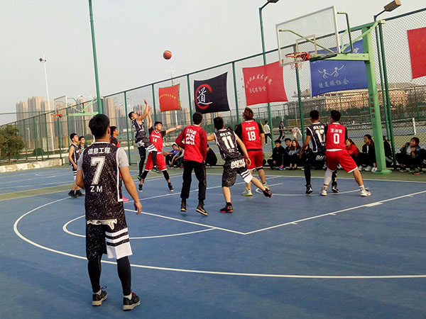 信息工程系与经济贸易系篮球赛展开    