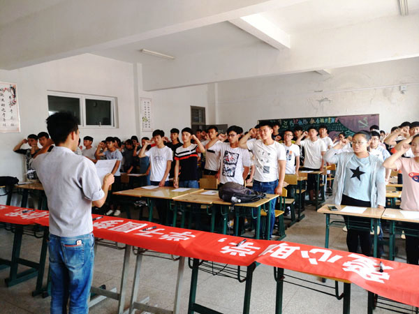 信息工程系举行“诚信教育”助学活动    