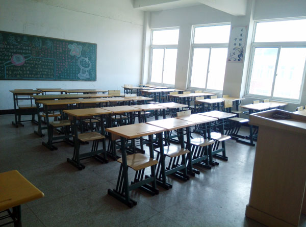 信息系开展学期末教室卫生大检查活动