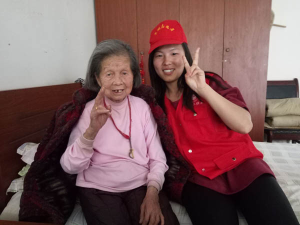 信息系学子参加社会活动“践行核心价值观,从关爱老人开始”