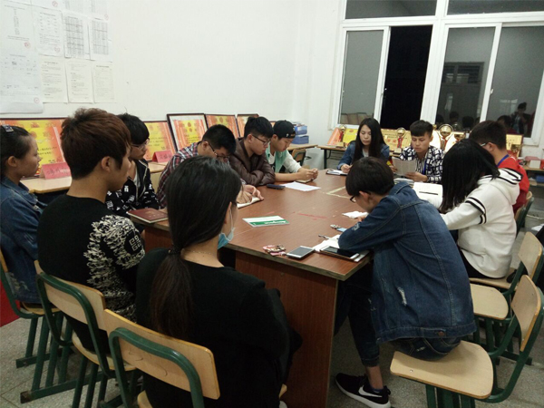 信息系学生会召开“凝聚正能量,共建‘中国梦’”主题会议