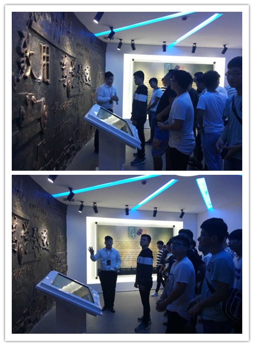 参观校史馆1.jpg